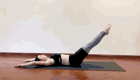 仰卧,手臂撑地,肘关节位于肩膀正下方,推肩膀远离耳朵,挺胸,收紧腹部